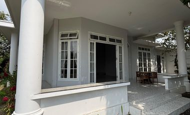 BU, Nego Keras ,Di Jual Rumah Siap Huni Luas Konsep Villa Tengah Kota Blitar