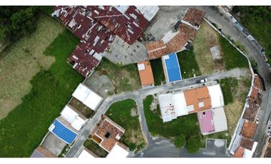 Se vende lote esquinero en Himalaya Cartago