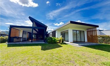 Venta de casa nueva en parcelación en Llanogrande, Rionegro