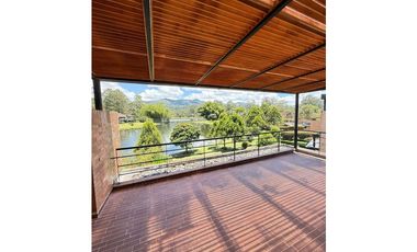 Alquiler de casa moderna en Llano Grande con lago privado y turco