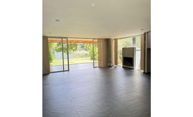 Alquiler de casa moderna en Llano Grande con lago privado y turco