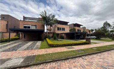 Alquiler de casa moderna en Llano Grande con lago privado y turco