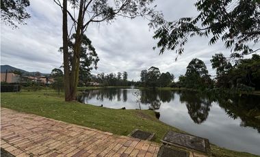 Alquiler de casa moderna en Llano Grande con lago privado y turco