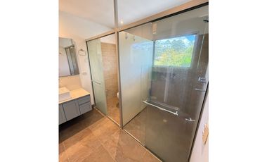 Alquiler de casa moderna en Llano Grande con lago privado y turco