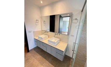 Alquiler de casa moderna en Llano Grande con lago privado y turco