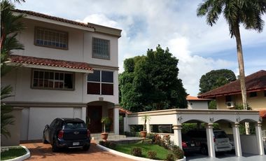 Se vende amplia Casa en Albrook