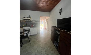 CASA 3 AMB. CON DEPTO 1 AMB EN PLANTA ALTA- 1 DE MAYO 171