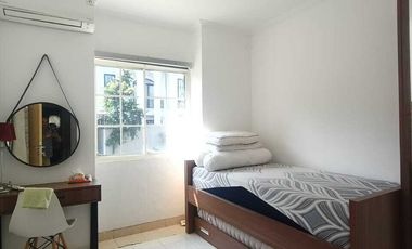 DISEWA RUMAH TAHUNAN 2 LANTAI FURNIS BAGUS SIAPHUNI SENTUL CITY SSR870