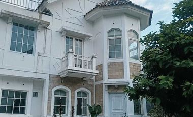 DISEWA RUMAH TAHUNAN 2 LANTAI FURNIS BAGUS SIAPHUNI SENTUL CITY SSR870