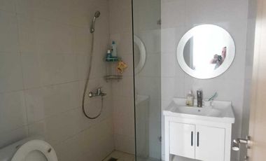 DISEWA RUMAH TAHUNAN 2 LANTAI FURNIS BAGUS SIAPHUNI SENTUL CITY SSR870