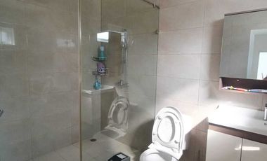 DISEWA RUMAH TAHUNAN 2 LANTAI FURNIS BAGUS SIAPHUNI SENTUL CITY SSR870