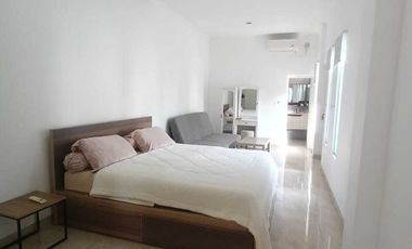 DISEWA RUMAH TAHUNAN 2 LANTAI FURNIS BAGUS SIAPHUNI SENTUL CITY SSR870