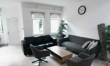 DISEWA RUMAH TAHUNAN 2 LANTAI FURNIS BAGUS SIAPHUNI SENTUL CITY SSR870