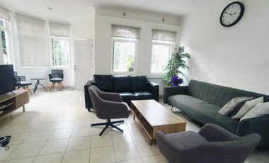 DISEWA RUMAH TAHUNAN 2 LANTAI FURNIS BAGUS SIAPHUNI SENTUL CITY SSR870