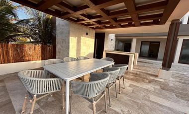 CASA EN VENTA MERIDA, PLAYA CHUBURNA, FRENTE AL MAR, ENTREGA INMEDIATA.