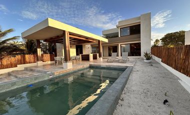 CASA EN VENTA MERIDA, PLAYA CHUBURNA, FRENTE AL MAR, ENTREGA INMEDIATA.