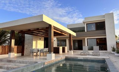 CASA EN VENTA MERIDA, PLAYA CHUBURNA, FRENTE AL MAR, ENTREGA INMEDIATA.