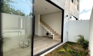 CASA EN VENTA MERIDA, CHOLUL, PRIVADA SAUCES DIECISEIS, TIPO TH, LISTO.