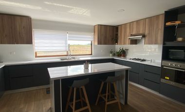 VENDEMOS  CASA EN PARCELA UBICADA EN ZAPALLAR CURICO