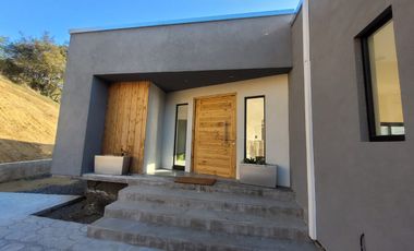 VENDEMOS  CASA EN PARCELA UBICADA EN ZAPALLAR CURICO