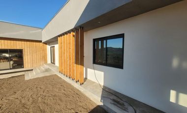 VENDEMOS  CASA EN PARCELA UBICADA EN ZAPALLAR CURICO