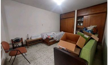 CASA DE DOS NIVELES EN VENTA, DE MEDIA MIXTURA EN LA CASTELLANA