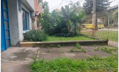 CASA DE DOS NIVELES EN VENTA, DE MEDIA MIXTURA EN LA CASTELLANA