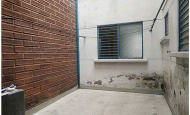 CASA DE DOS NIVELES EN VENTA, DE MEDIA MIXTURA EN LA CASTELLANA