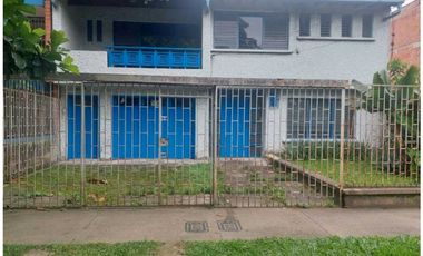 CASA DE DOS NIVELES EN VENTA, DE MEDIA MIXTURA EN LA CASTELLANA