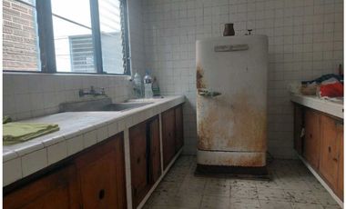 CASA DE DOS NIVELES EN VENTA, DE MEDIA MIXTURA EN LA CASTELLANA