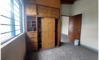 CASA DE DOS NIVELES EN VENTA, DE MEDIA MIXTURA EN LA CASTELLANA