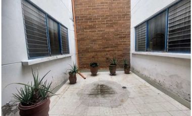 CASA DE DOS NIVELES EN VENTA, DE MEDIA MIXTURA EN LA CASTELLANA