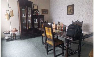 CASA DE DOS NIVELES EN VENTA, DE MEDIA MIXTURA EN LA CASTELLANA