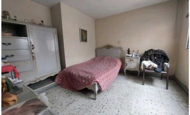 CASA DE DOS NIVELES EN VENTA, DE MEDIA MIXTURA EN LA CASTELLANA