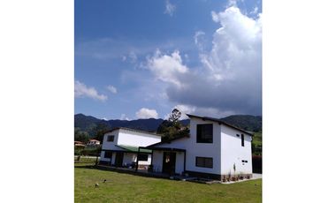 Venta de casa Campestre en el Carmen de Viboral vereda Campo Alegre
