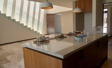 CASA EN VENTA EN PRIVADA CON ACABADOS DE LUJO EN ZONA PONIENTE DE SLP