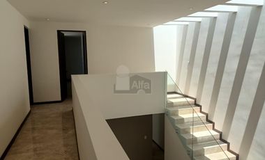 CASA EN VENTA EN PRIVADA CON ACABADOS DE LUJO EN ZONA PONIENTE DE SLP