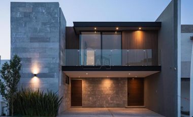 CASA EN VENTA EN PRIVADA CON ACABADOS DE LUJO EN ZONA PONIENTE DE SLP