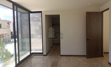 CASA EN VENTA EN PRIVADA CON ACABADOS DE LUJO EN ZONA PONIENTE DE SLP