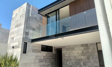 CASA EN VENTA EN PRIVADA CON ACABADOS DE LUJO EN ZONA PONIENTE DE SLP