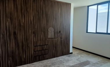 CASA EN VENTA EN PRIVADA CON ACABADOS DE LUJO EN ZONA PONIENTE DE SLP