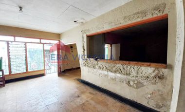 Rumah Bangunan Lama di Poros Jalan Besar Dekat Dengan Tempat Wisata