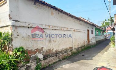 Rumah Bangunan Lama di Poros Jalan Besar Dekat Dengan Tempat Wisata