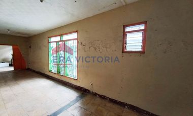 Rumah Bangunan Lama di Poros Jalan Besar Dekat Dengan Tempat Wisata