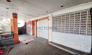 Rumah Bangunan Lama di Poros Jalan Besar Dekat Dengan Tempat Wisata