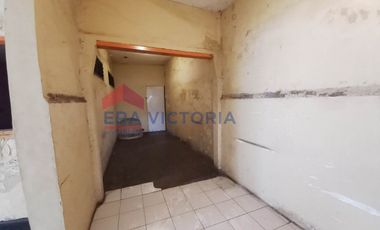 Rumah Bangunan Lama di Poros Jalan Besar Dekat Dengan Tempat Wisata