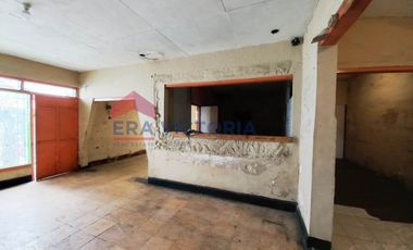 Rumah Bangunan Lama di Poros Jalan Besar Dekat Dengan Tempat Wisata