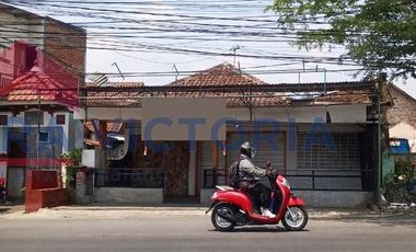 Rumah Bangunan Lama di Poros Jalan Besar Dekat Dengan Tempat Wisata