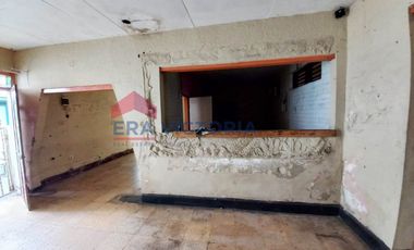 Rumah Bangunan Lama di Poros Jalan Besar Dekat Dengan Tempat Wisata