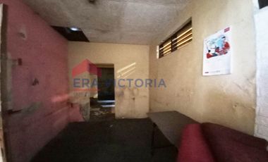 Rumah Bangunan Lama di Poros Jalan Besar Dekat Dengan Tempat Wisata